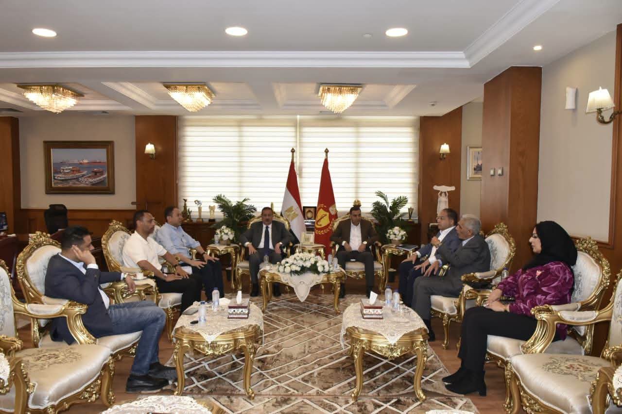 محافظ بورسعيد يستعرض عددا من القضايا والموضوعات المطروحة وبحث حلول عملية تخدم أبناء بورسعيد