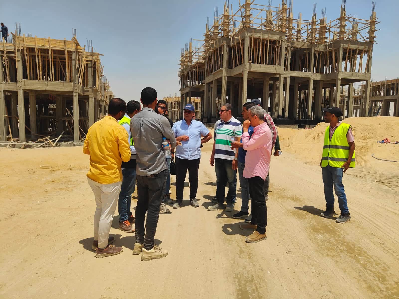 المنشاوي تتابع موقف عدد من المشروعات وملفات العمل بمدينة 15 مايو