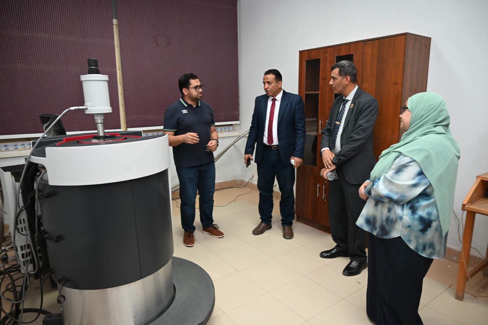 جامعة الفيوم تبحث مع مدير البنك القومي للمعامل والأجهزة العلمية تطوير منظومة المعامل بالجامعة