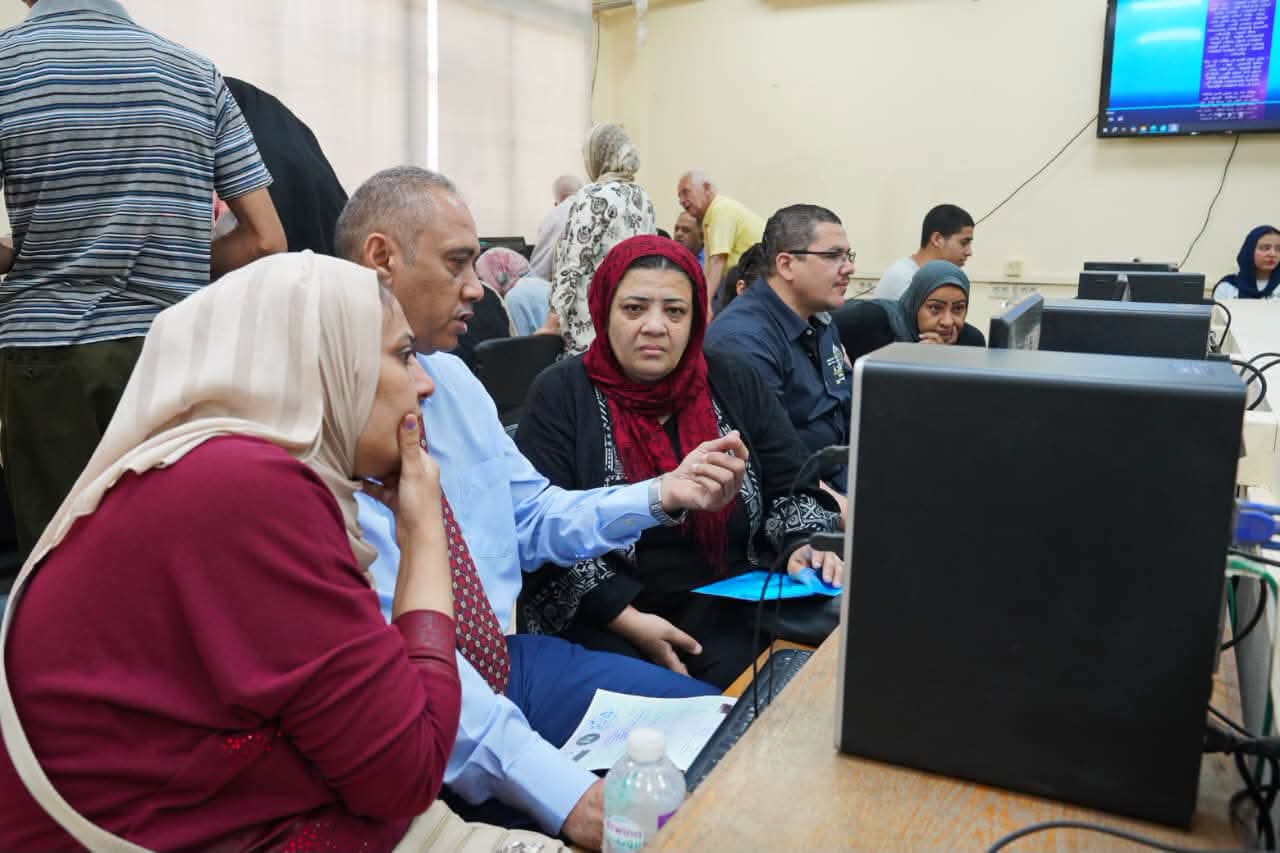استمرار الإقبال على معامل التنسيق الإلكتروني بجامعة عين شمس في ثاني أيام المرحلة الأولى لتنسيق القبول بالجامعات
