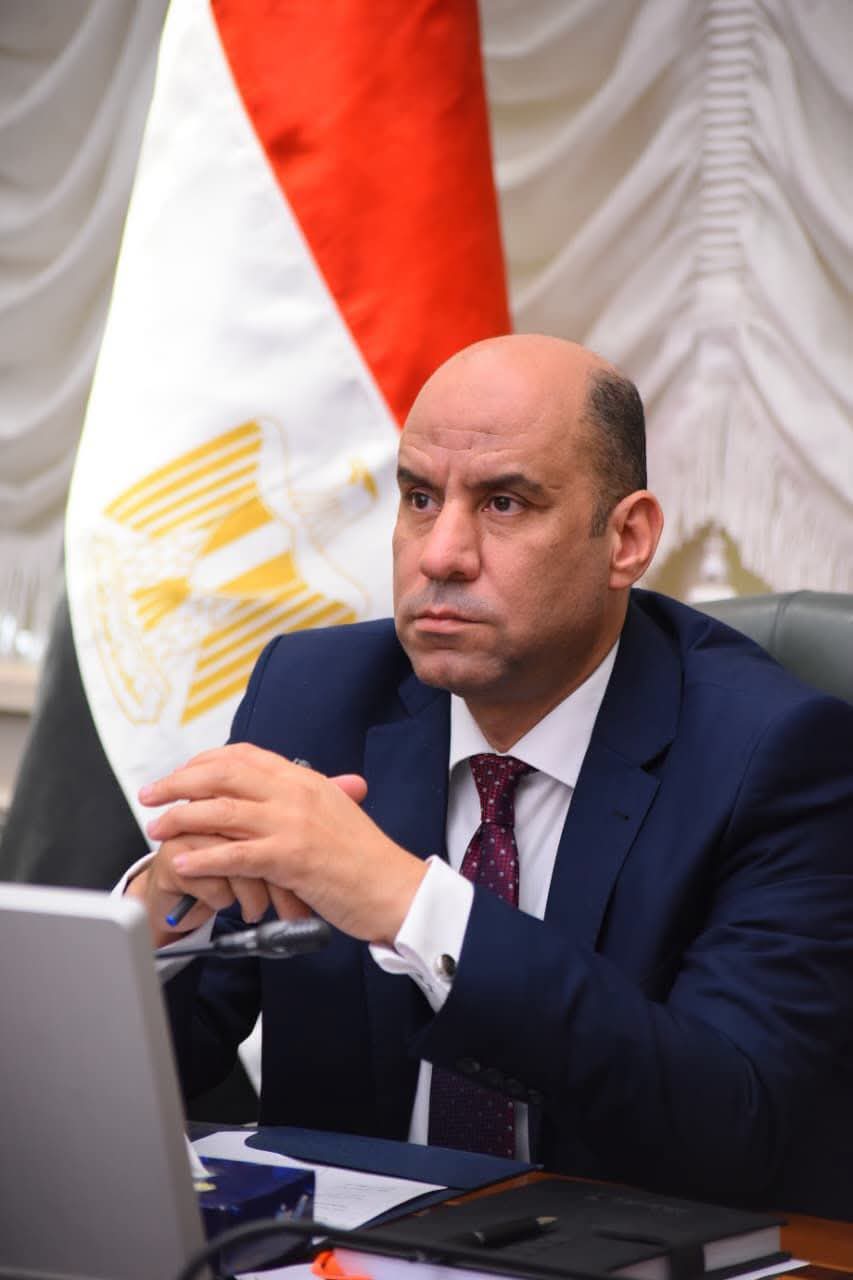 وزير العمل يتابع حادث انقلاب سيارة تقل عمالًا بالجيزة