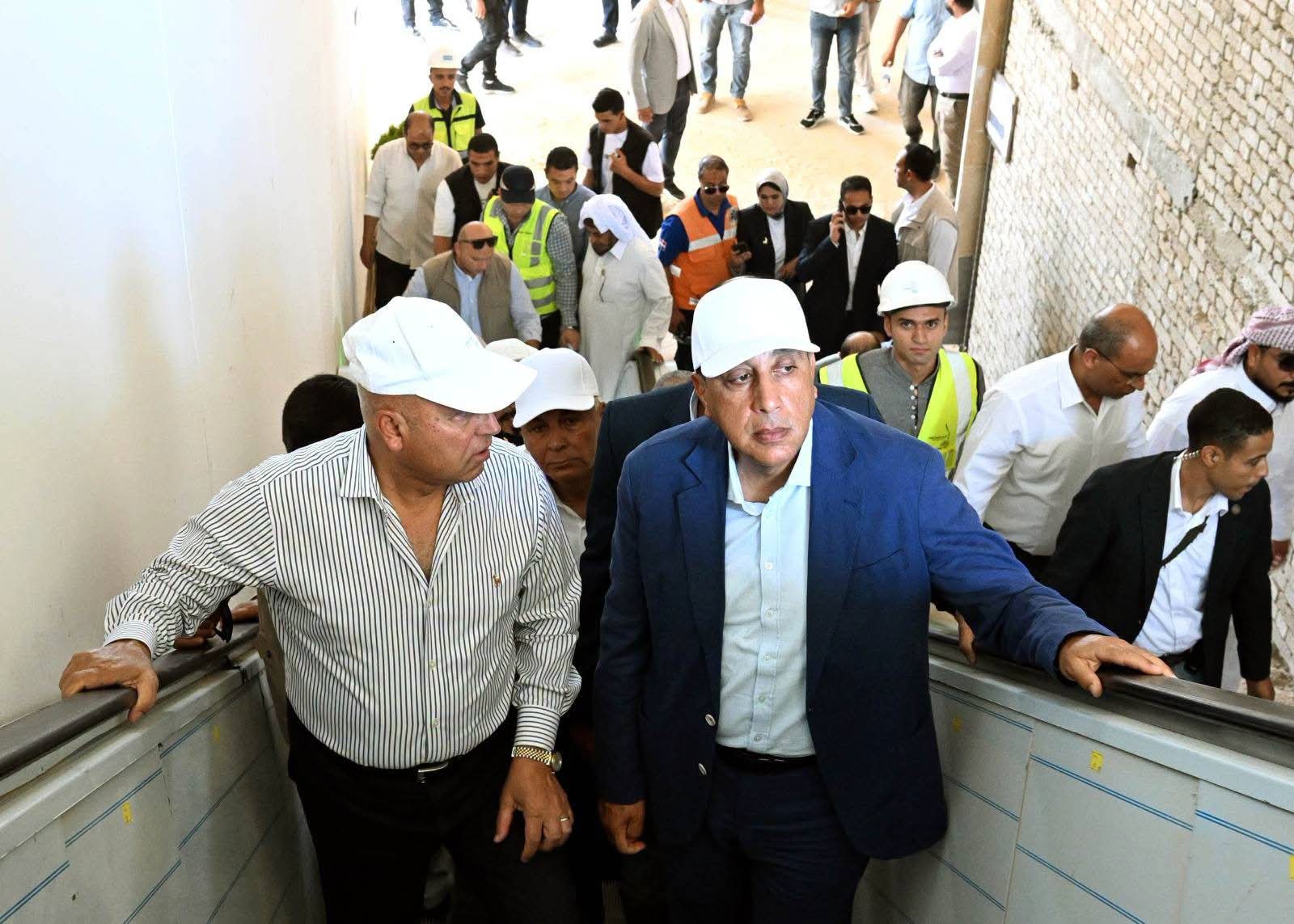 رئيس الوزراء يتفقد محطة القطار الكهربائي السريع بمطروح