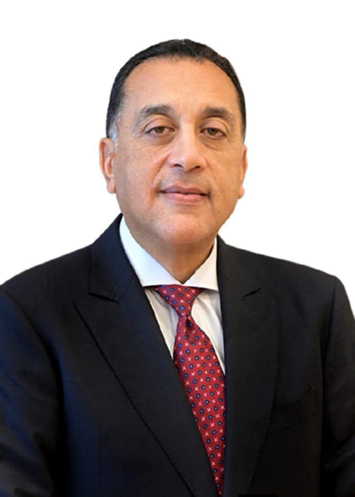 رئيس الوزراء يستعرض المنطقة المقترحة لإقامة المجمع الحكومي للخدمات الذكية بمطروح