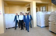 رئيس الوزراء يتفقد سير العمل بأحد مطاحن الدقيق بمطروح