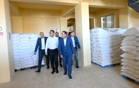 رئيس الوزراء يتفقد سير العمل بأحد مطاحن الدقيق بمطروح