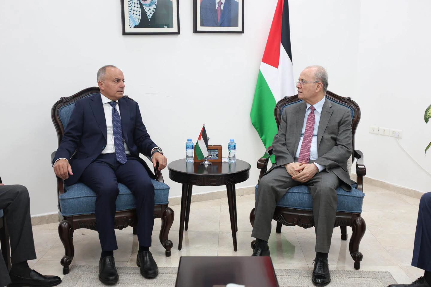 السفير المصري في رام الله يلتقي رئيس الوزراء ووزيرة الخارجية الفلسطينيين ويبحث تطورات الأوضاع