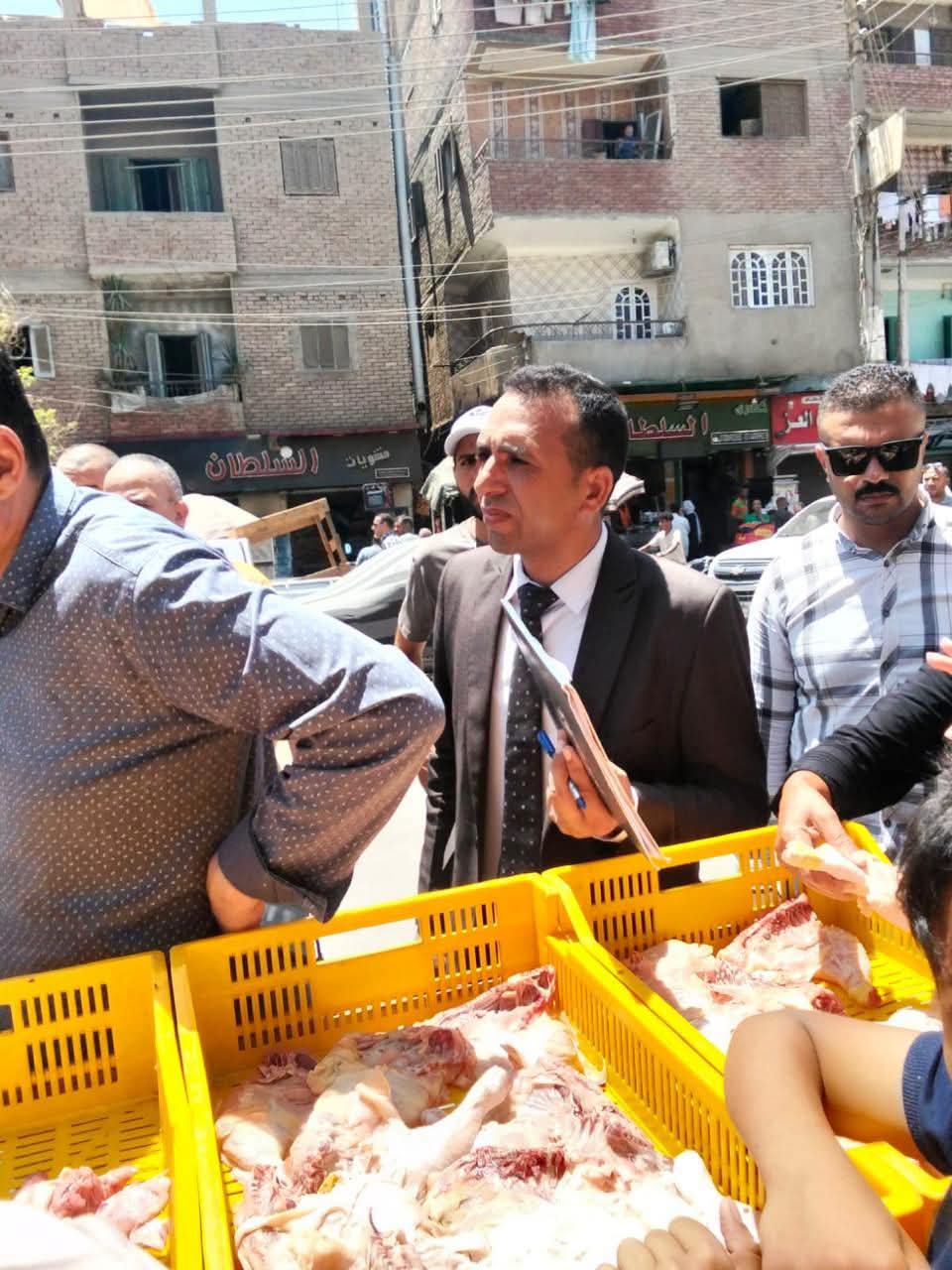 محافظ المنيا يشدد على تكثيف الرقابة على الأسواق.. تحرير 19 محضرًا وضبط أغذية ولحوم غير صالحة للاستهلاك