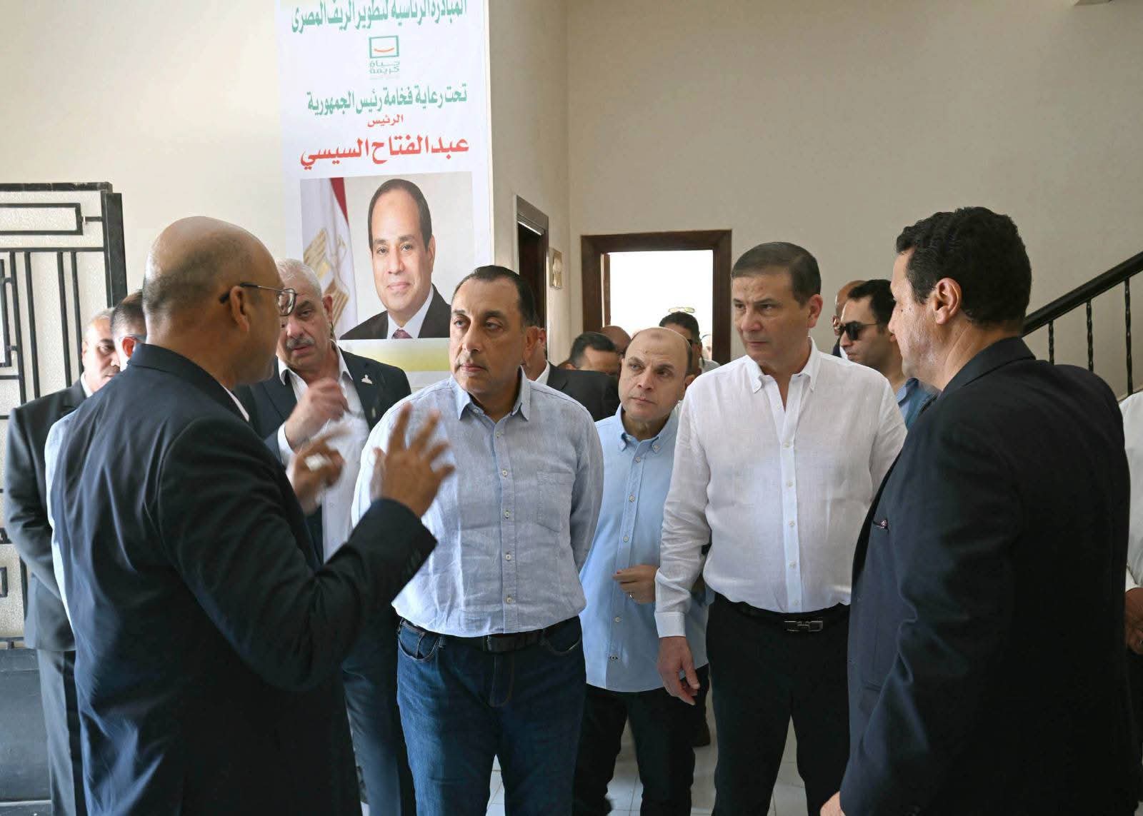رئيس الوزراء يتفقد المجمع الزراعي البيطري بقرية سندبسط بمركز زفتى