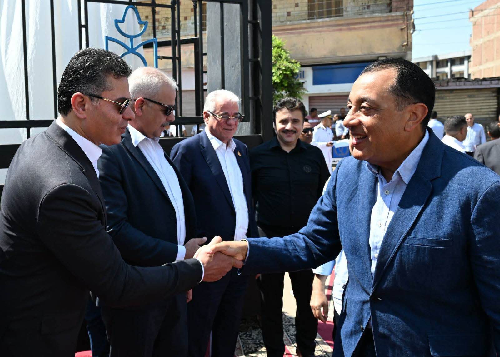 رئيس الوزراء يفتتح ويتفقد عددا من المشروعات الخدمية والتنموية بالغربية