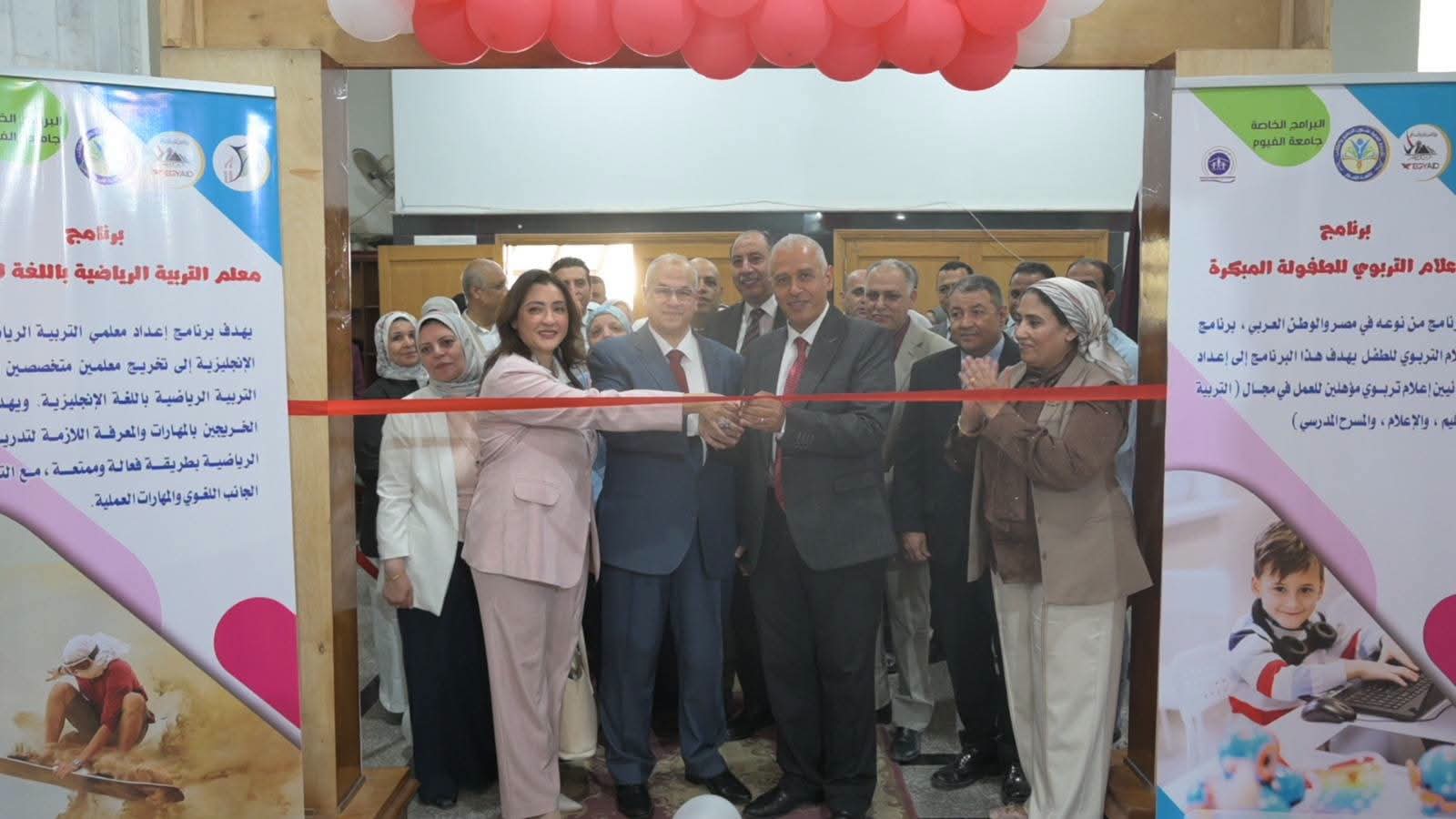 رئيس جامعة الفيوم يفتتح معرض 