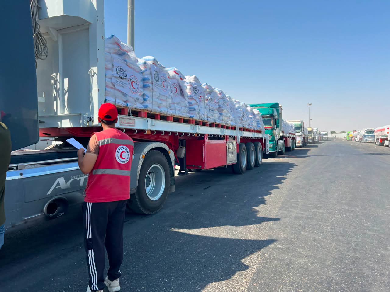 الهلال الأحمر المصري يطلق قافلة «زاد العزة» الـ 255 بحمولة أكثر من 2,741 طن إلى غزة