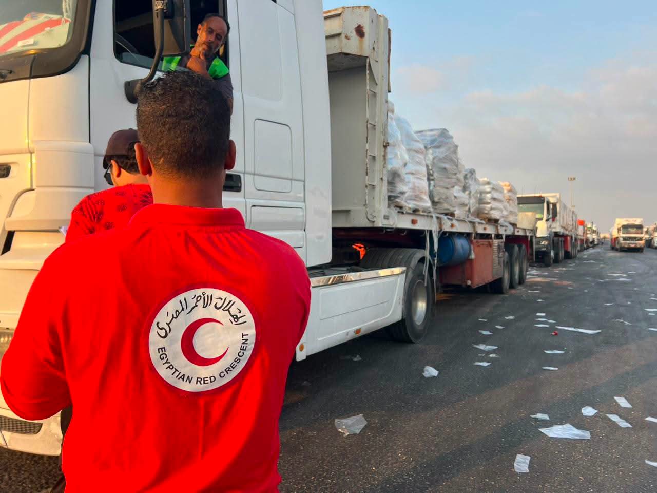 الهلال الأحمر المصري يدفع بأكثر من 58 ألف سلة غذائية وأطنان من المساعدات الطبية في «زاد العزة»