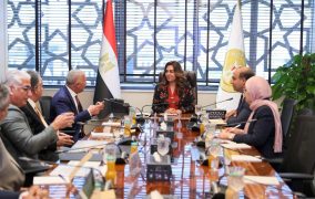 عوض تبحث مع عدد من المستثمرين تكنولوجيات حديثة لمعالجة وتدوير المخلفات