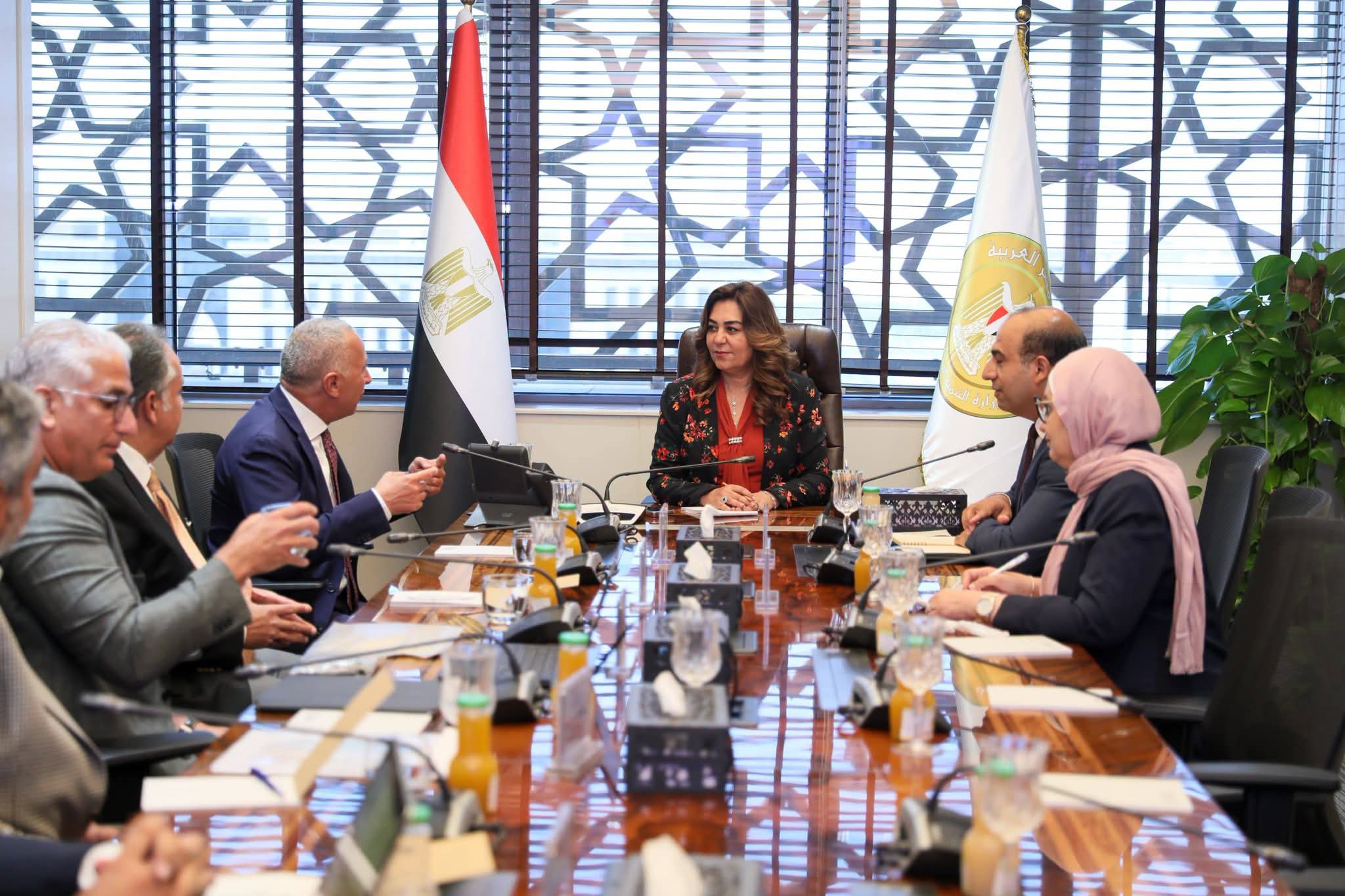عوض تبحث مع عدد من المستثمرين تكنولوجيات حديثة لمعالجة وتدوير المخلفات