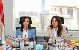وزيرة الإسكان ومحافظ البحيرة يستعرضان موقف مشروعات مياه الشرب والصرف الصحي