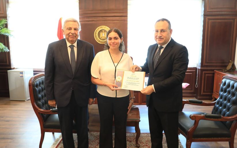 قنصوة يكرم الطالبة هيا عمرو لمشاركتها في إسعاف مصابي مول «أرابيلا بلازا»
