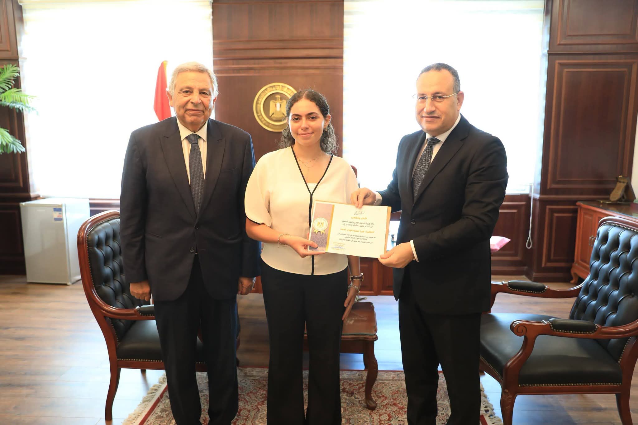 قنصوة يكرم الطالبة هيا عمرو لمشاركتها في إسعاف مصابي مول «أرابيلا بلازا»