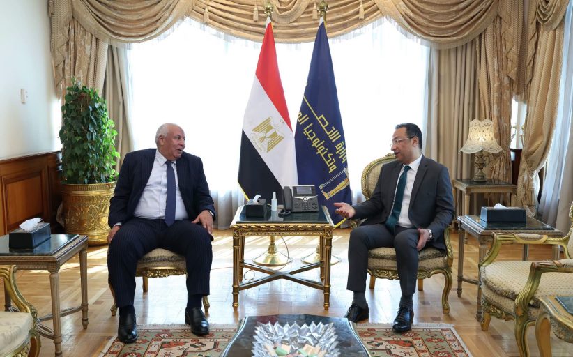 وزير الاتصالات يبحث مع محافظ مطروح الموقف التنفيذي لمشروعات الاتصالات وتكنولوجيا المعلومات