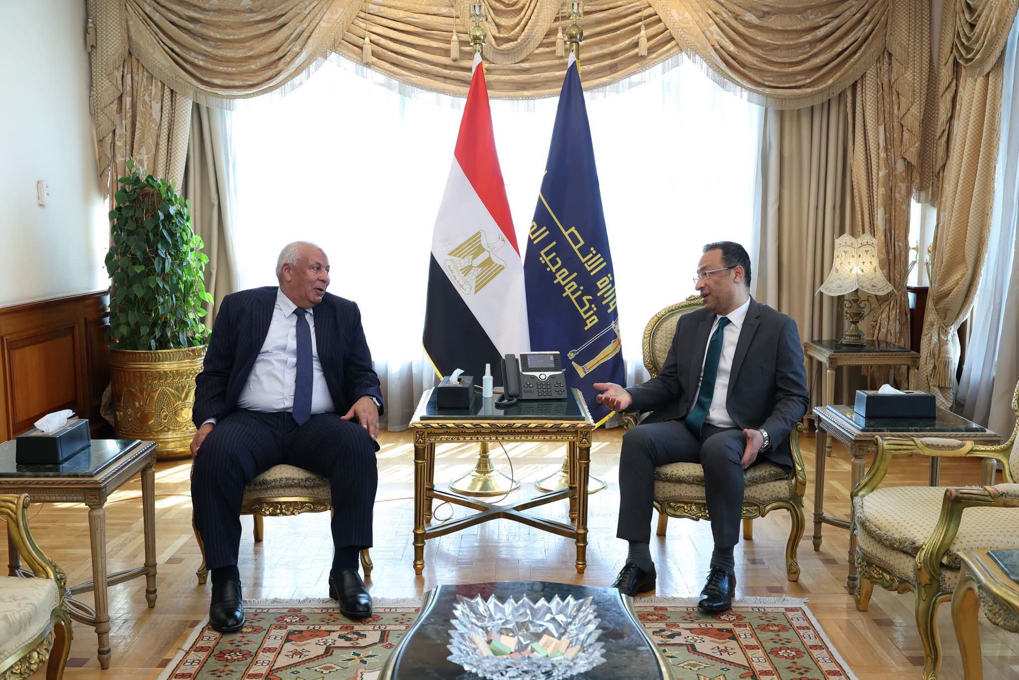 وزير الاتصالات يبحث مع محافظ مطروح الموقف التنفيذي لمشروعات الاتصالات وتكنولوجيا المعلومات