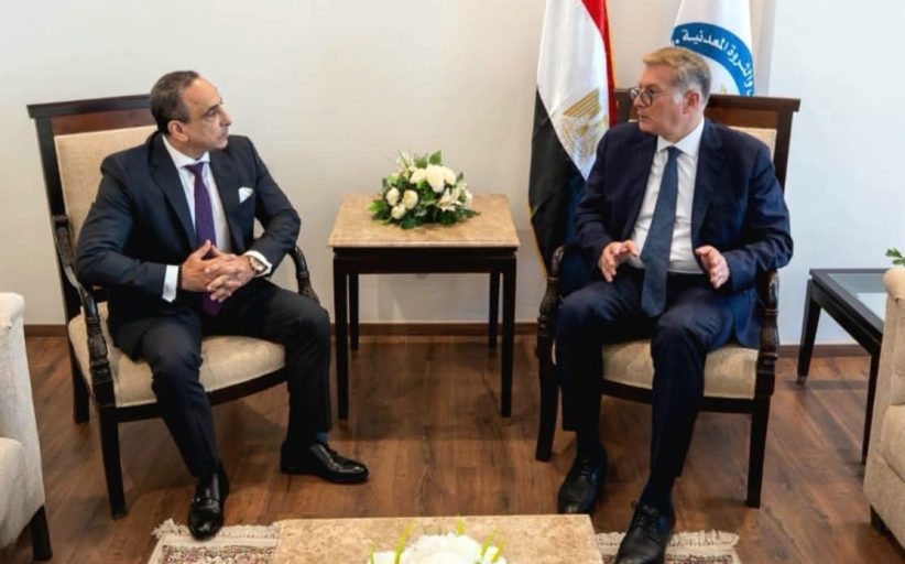 بدوى يبحث مع «هاليبرتون» زيادة الإنتاج بأساليب الحفر الأفقي والتكسير الهيدروليكي