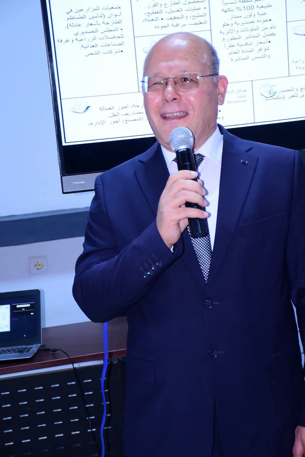 رئيس جامعة سوهاج يسلّم شهادات ختام «فتيات الأرض» لـ100 فتاة ويعلن قرب إطلاق هاكثون للزراعة الذكية مناخيًا