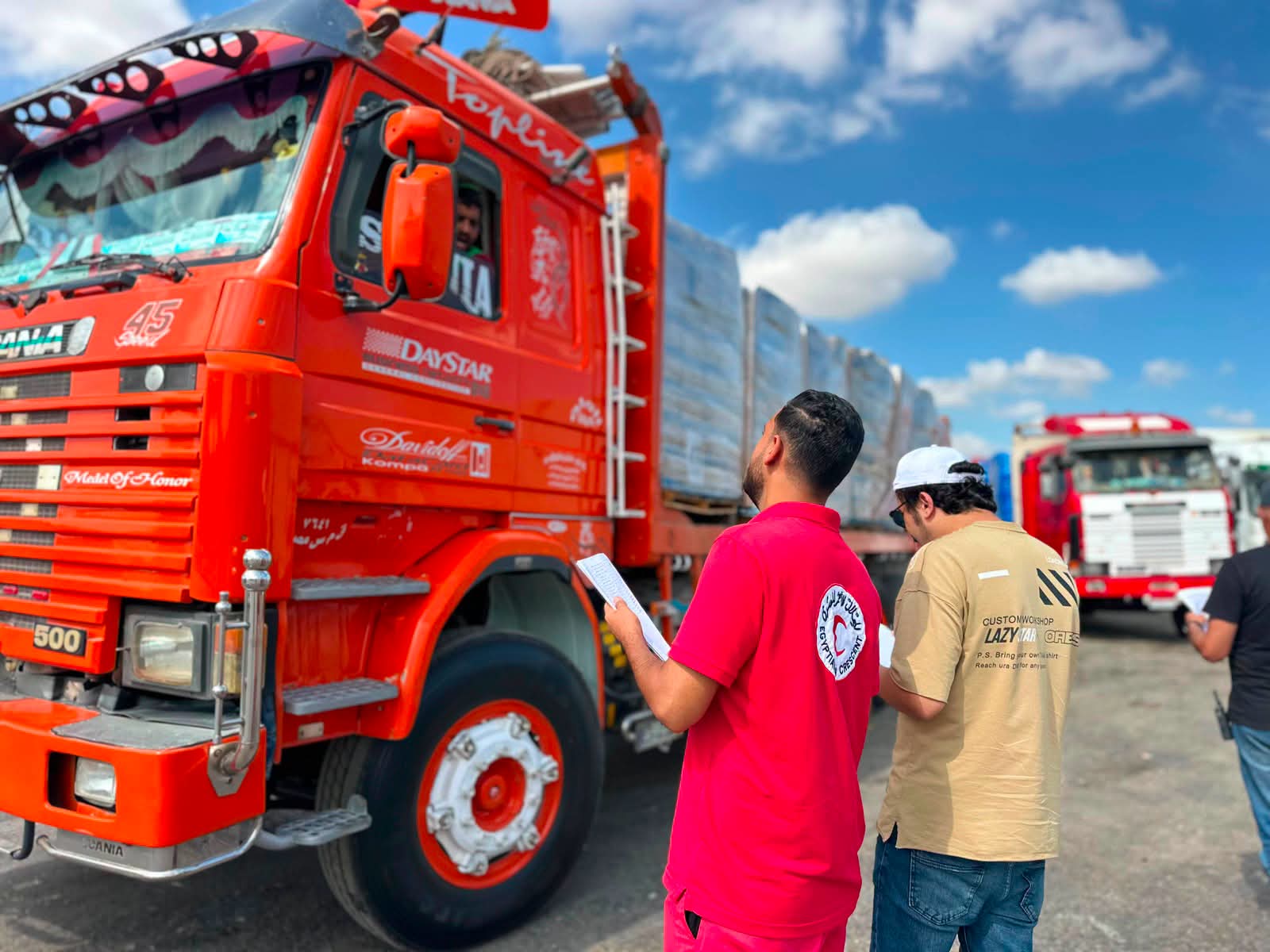 الهلال الأحمر المصري يدفع بأكثر من 3,009 طن مساعدات غذائية وإغاثية دعمًا للأشقاء الفلسطينيين
