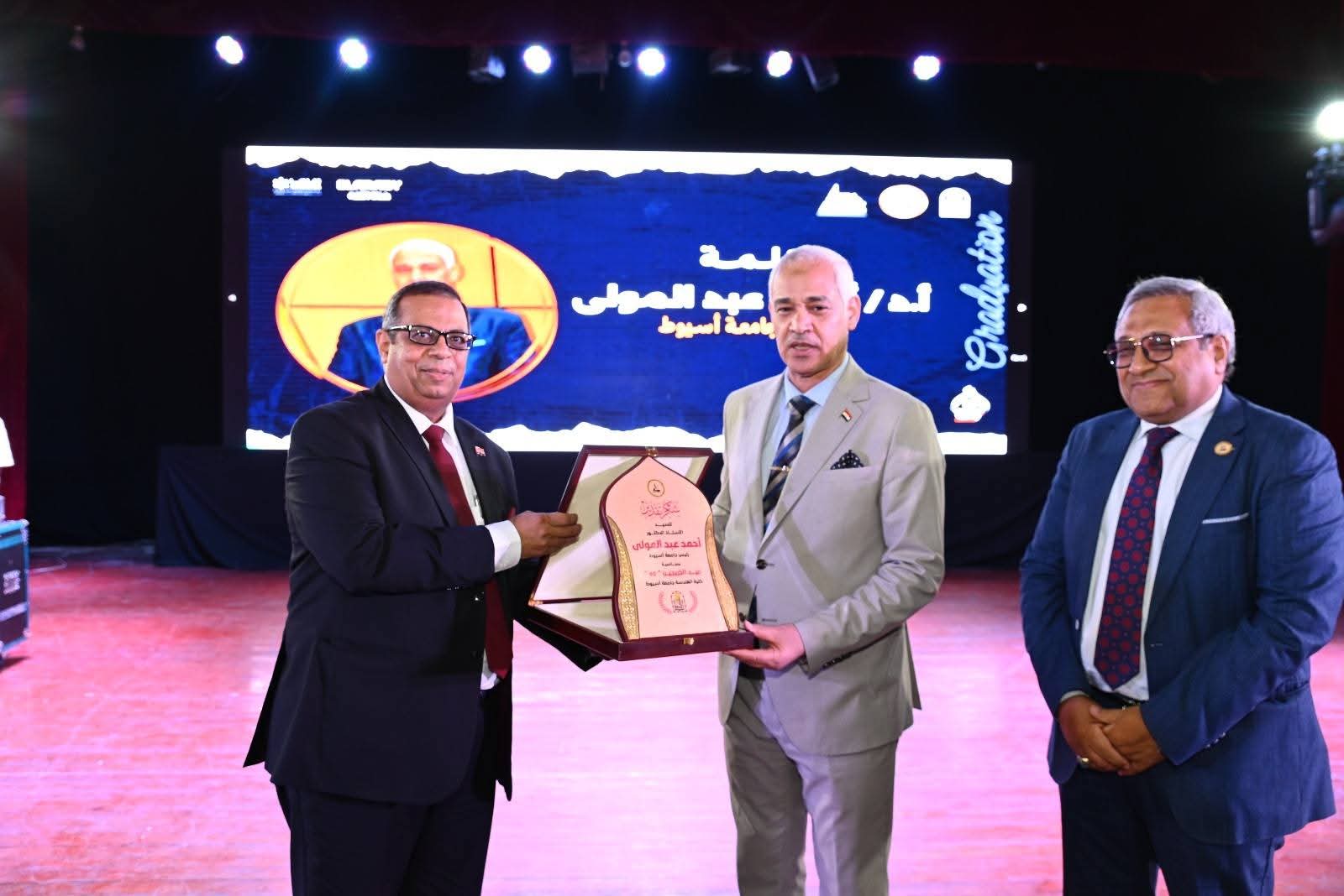 عبدالمولى يشهد حفل تخرج الدفعة الـ65 بكلية الهندسة ويؤكد: التميز الحقيقي فيما يقدمه الخريجون من علم وابتكار