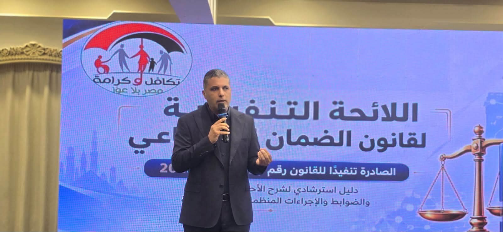 تنقذ الدورة الأولي حول 