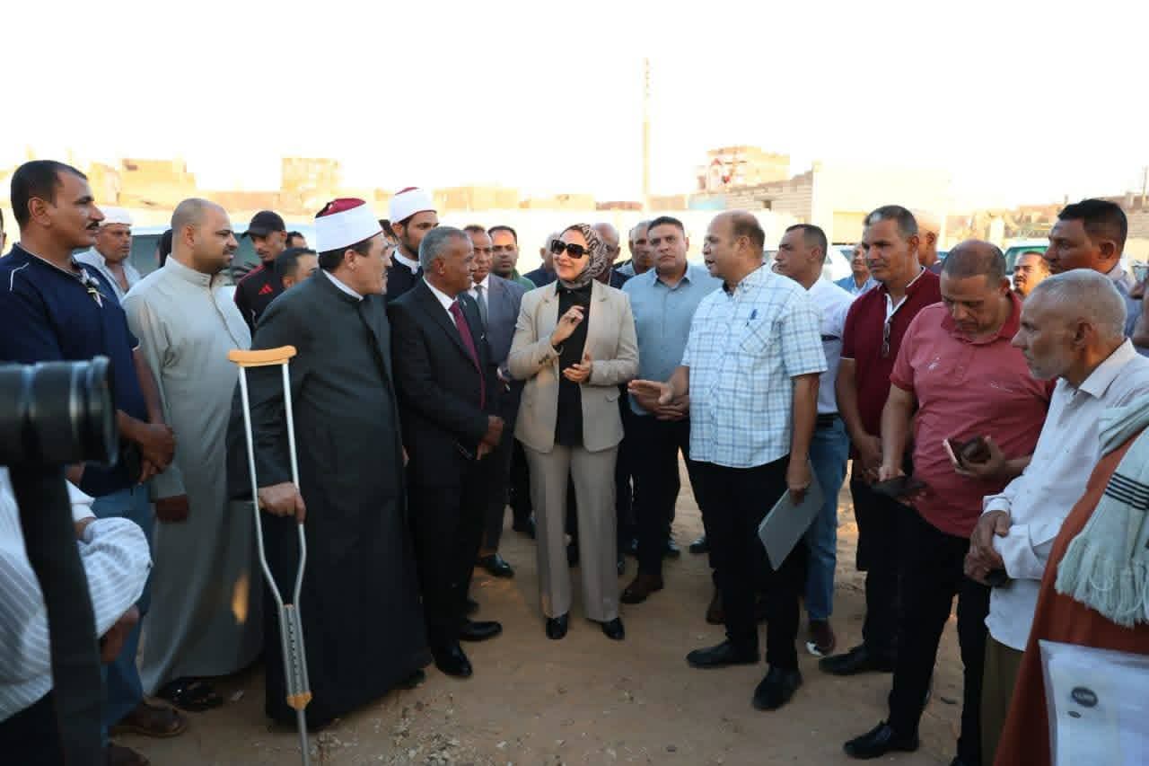 محافظ الوادي الجديد تتفقد استئناف أعمال إحلال وتجديد المسجد الكبير بالبشندي