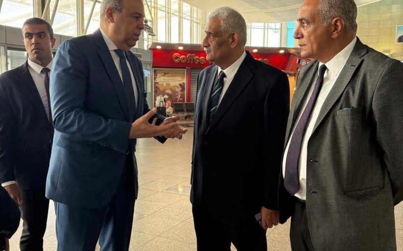 وزير الطيران فى زيارة ميدانية لمطار القاهرة الدولي لمتابعة مستوى الخدمات وانسيابية حركة التشغيل
