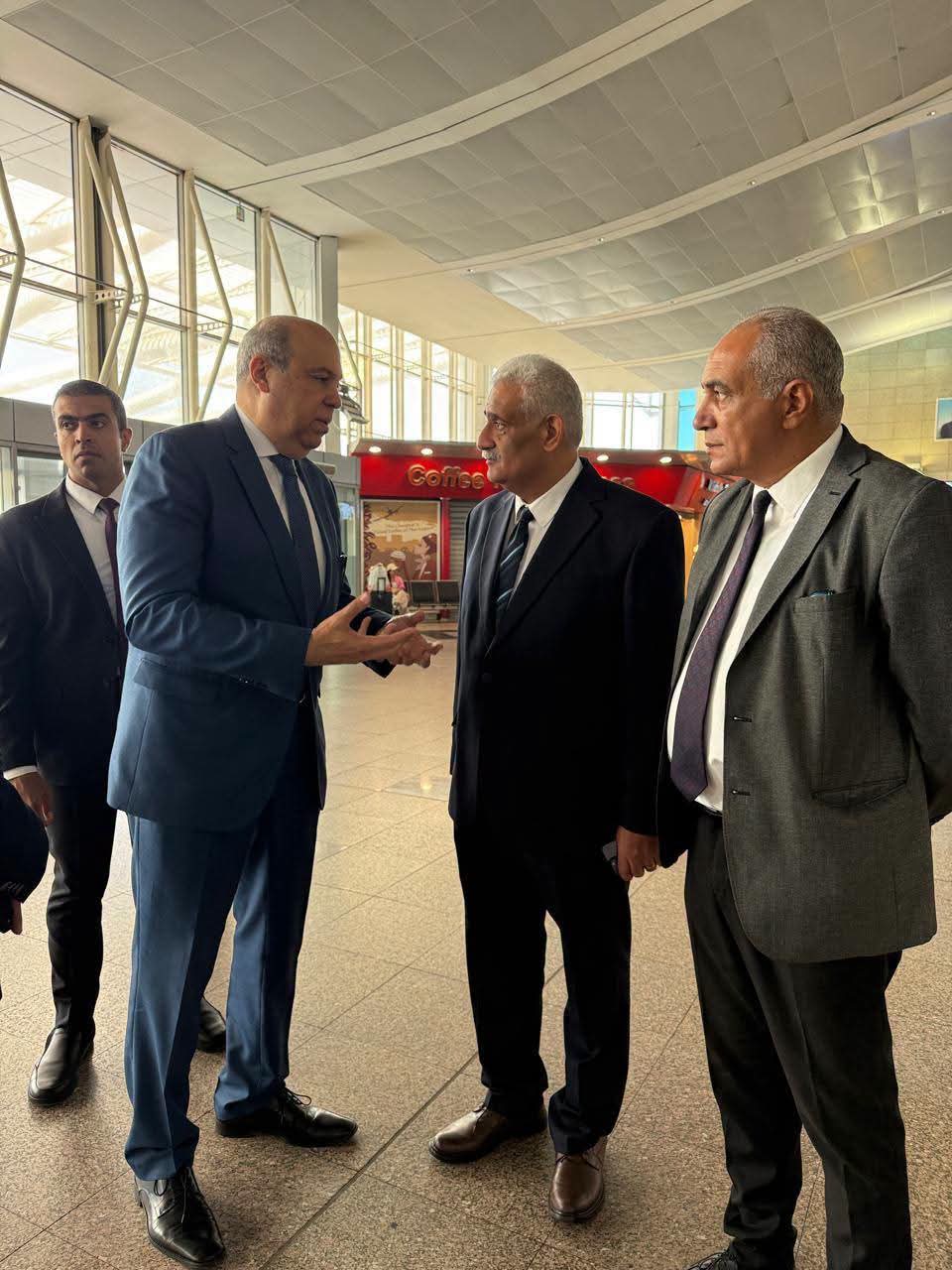 وزير الطيران فى زيارة ميدانية لمطار القاهرة الدولي لمتابعة مستوى الخدمات وانسيابية حركة التشغيل