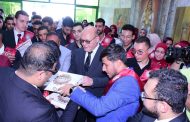 رئيس جامعة سوهاج وطلاب من أجل مصر يشاركون العاملين فرحة المولد النبوي بتوزيع الحلوي