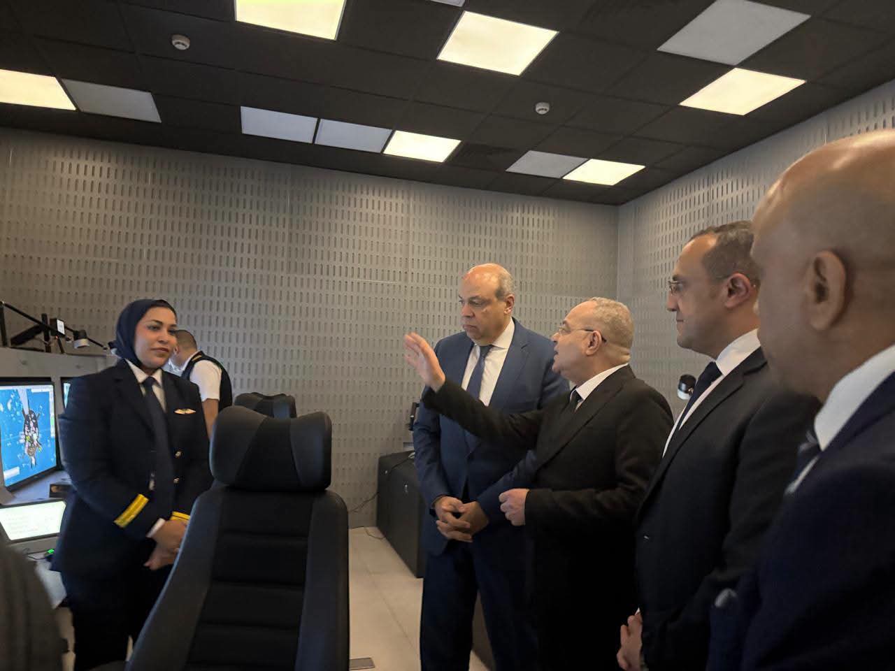 وزير الطيران يتابع التشغيل التجريبي للأنظمة الرادارية الحديثة ببرج المراقبة الجوية بمطار القاهرة
