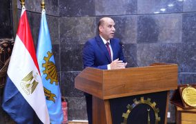 وزير العمل ومحافظ الغربية يسلّمان عقود عمل وشهادات تدريب.. ويدعمان التمكين الاقتصادي للمرأة