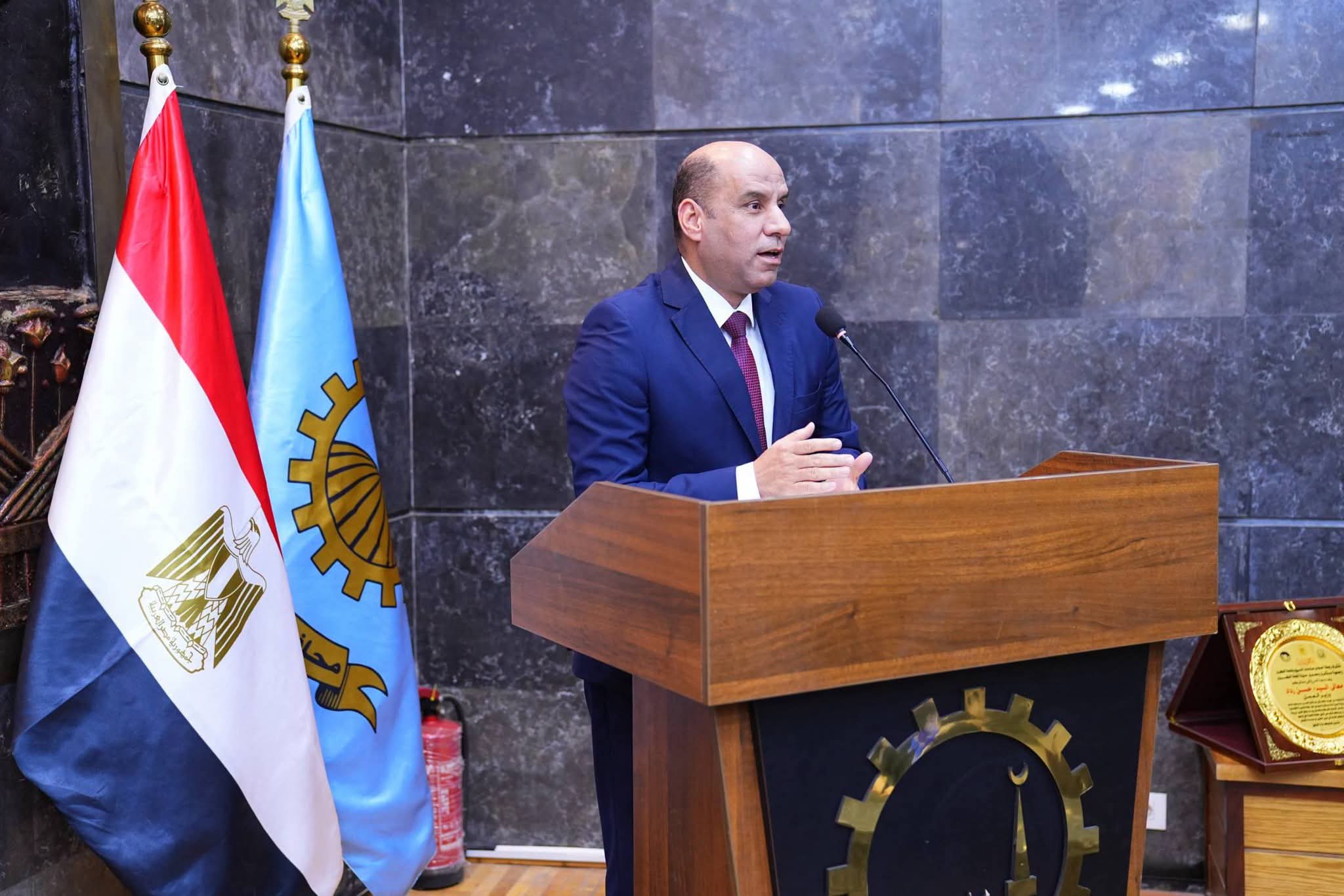 وزير العمل ومحافظ الغربية يسلّمان عقود عمل وشهادات تدريب.. ويدعمان التمكين الاقتصادي للمرأة