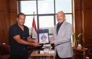 محافظ السويس يكرّم مواطنآ لشجاعتة فى إنقاذ طفل من الغرق