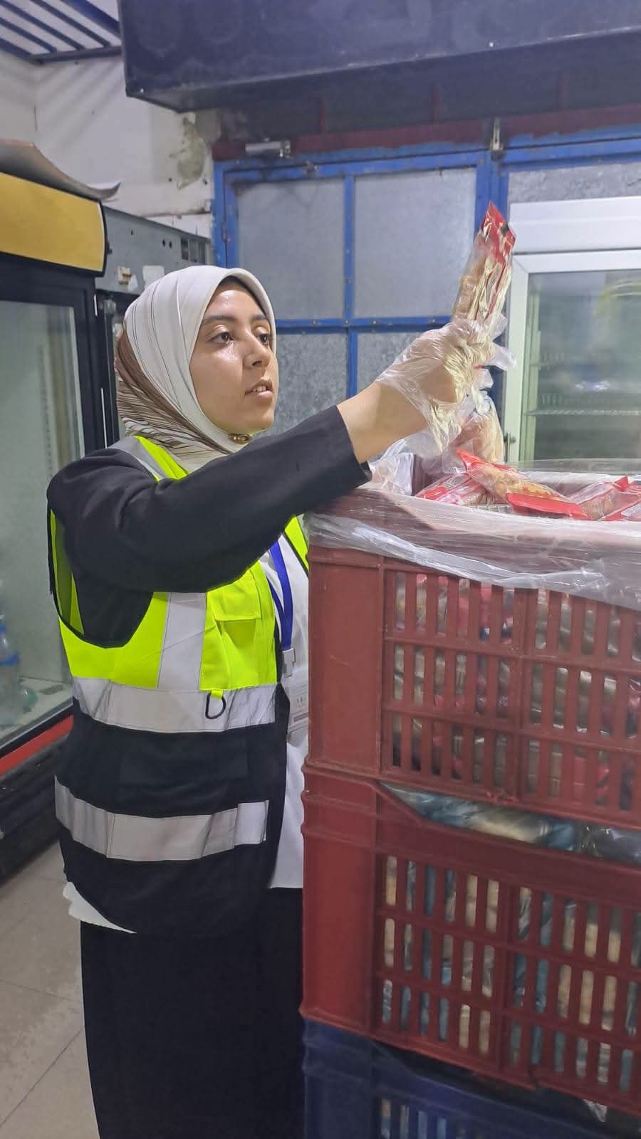 الهيئة القومية لسلامة الغذاء بالمحافظة تواصل حملاتها الرقابية على الأسواق وتعدم ١٠٢ كيلو جرام من المواد الغذائية