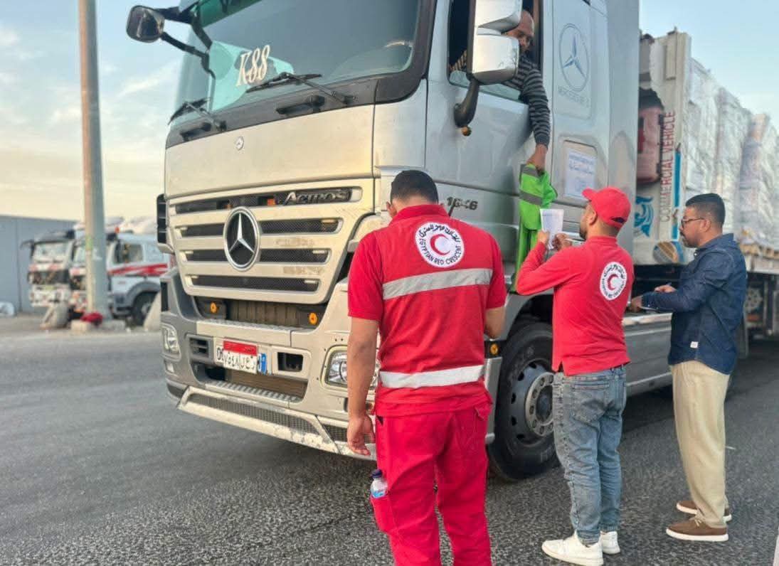 الهلال الأحمر المصري يدفع بأطنان من المساعدات الغذائية والإغاثية لدعم الفلسطينيين