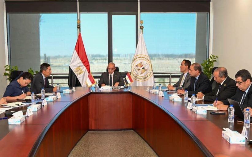 وزير الاستثمار يبحث مع سنغافورة تعزيز التعاون الاستثماري والتجاري