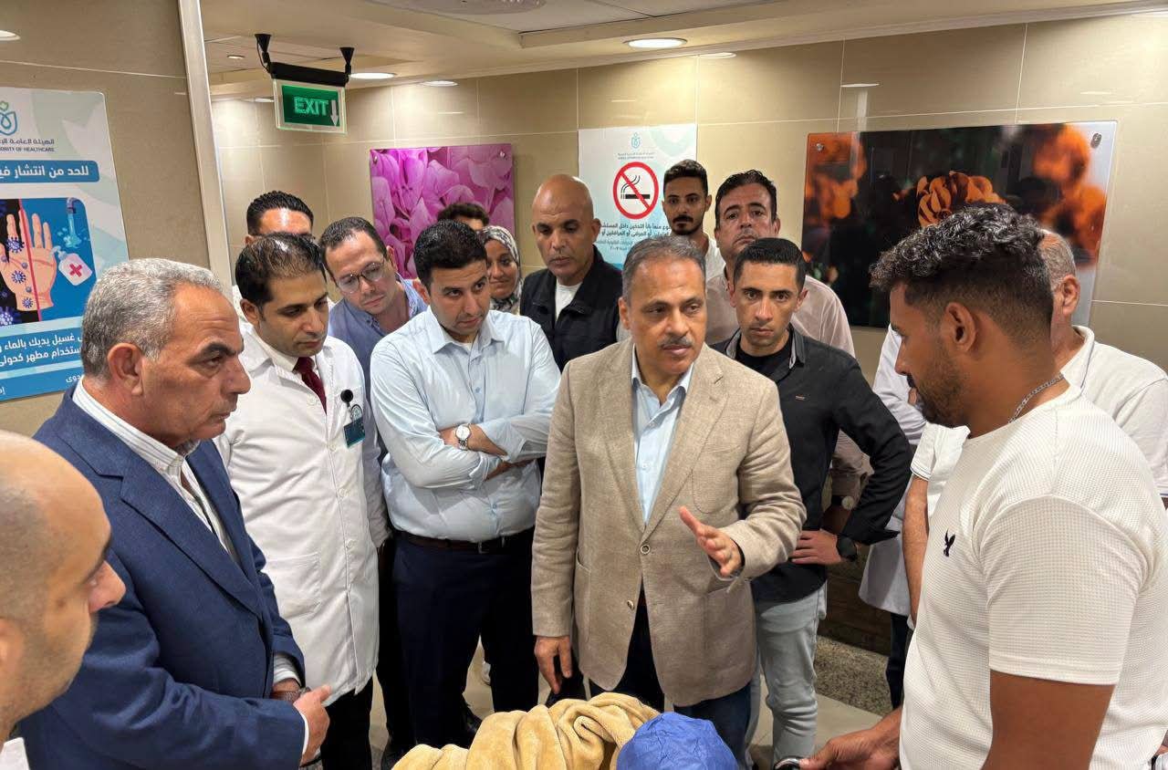 رئيس هيئة الرعاية الصحية يتفقد مصابي حادث الدواويس بالإسماعيلية للاطمئنان على حالتهم الصحية