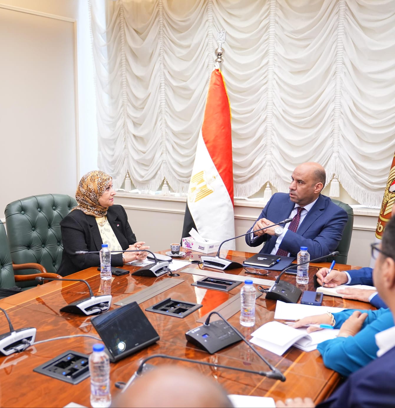وزير العمل ونقيب التمريض يناقشان تدريب وتأهيل الكوادر التمريضية وتوفير فرص عمل للخريجين