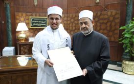 شيخ الأزهر يستقبل أوائل الثانوية الأزهرية ويكرمهم ويمنحهم مكافآت مالية ورحلة عمرة تقديرًا لتفوقهم