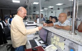 محافظ السويس يتابع شكاوى المواطنين بالمركز التكنولوجي