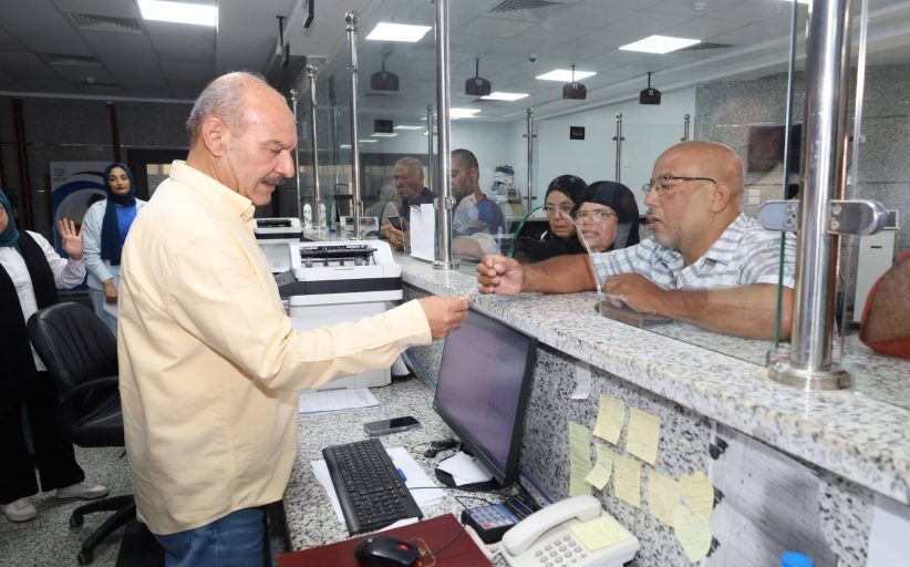 محافظ السويس يتابع شكاوى المواطنين بالمركز التكنولوجي