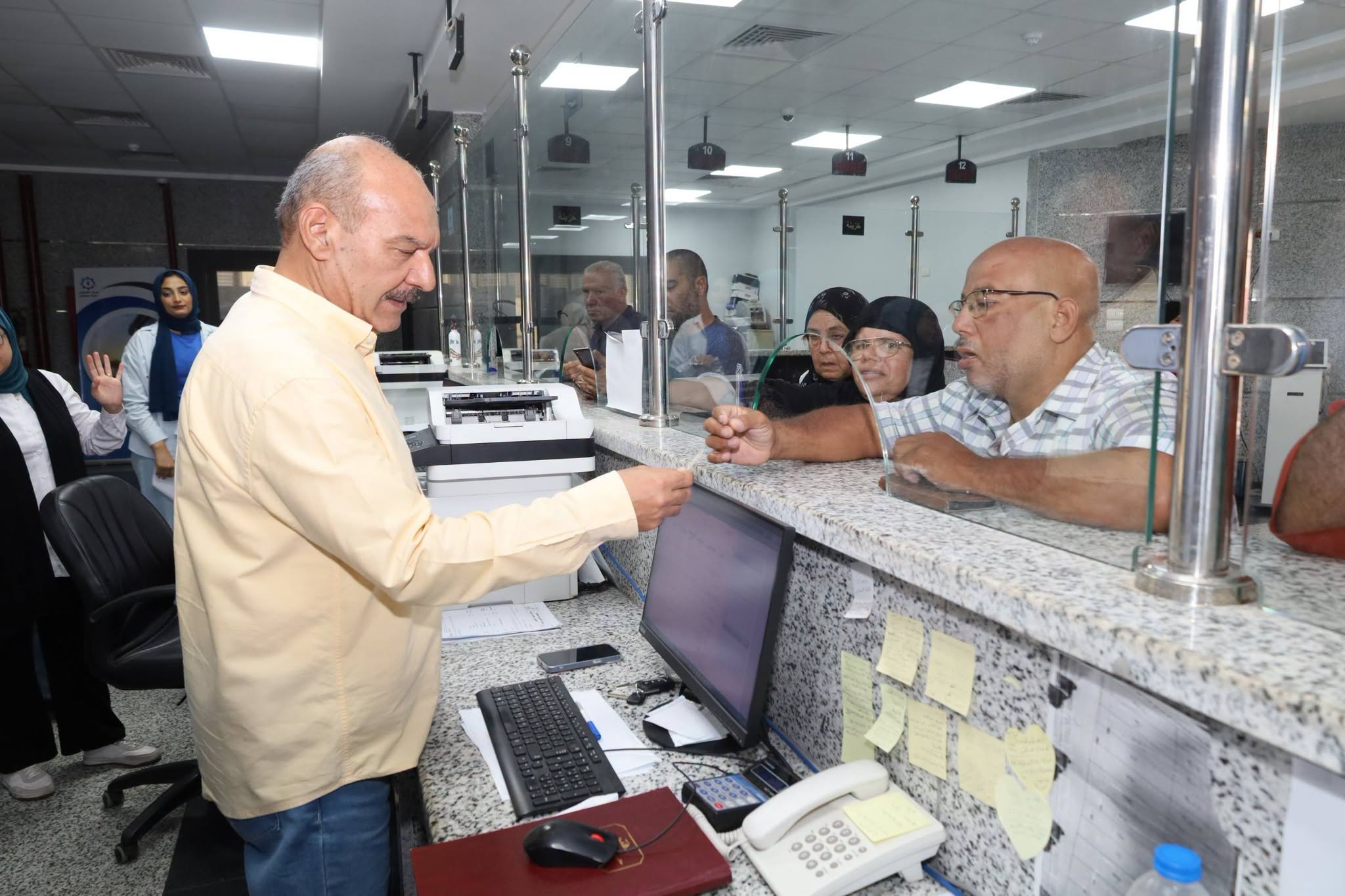 محافظ السويس يتابع شكاوى المواطنين بالمركز التكنولوجي