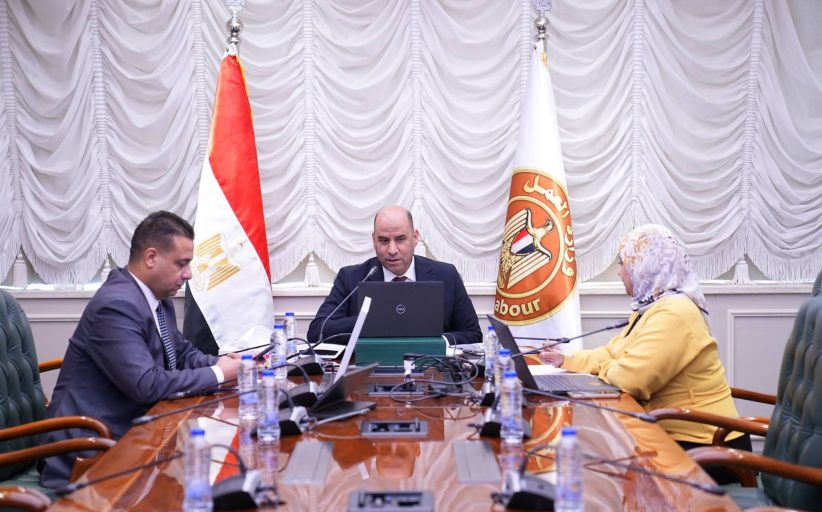..وزير العمل يعقد اجتماعًا للجنة الدائمة المعنية بمتابعة وتيسير إجراءات تأسيس المنظمات النقابية العمالية
