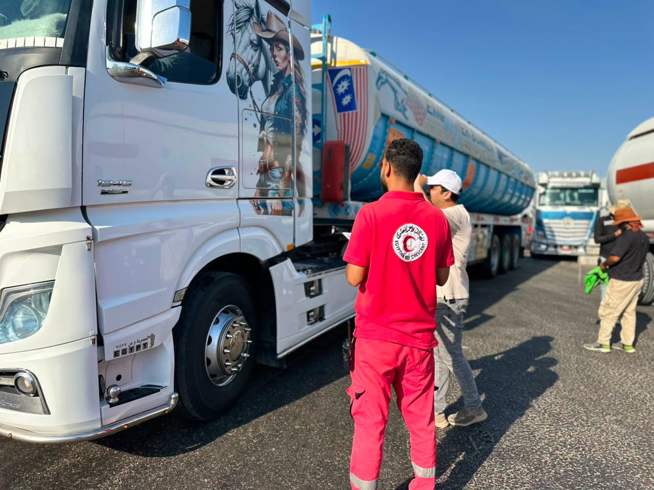 الهلال الأحمر المصري يطلق قافلة «زاد العزة» بحمولة أكثر من 3229 طنًا من المساعدات الغذائية والإغاثية