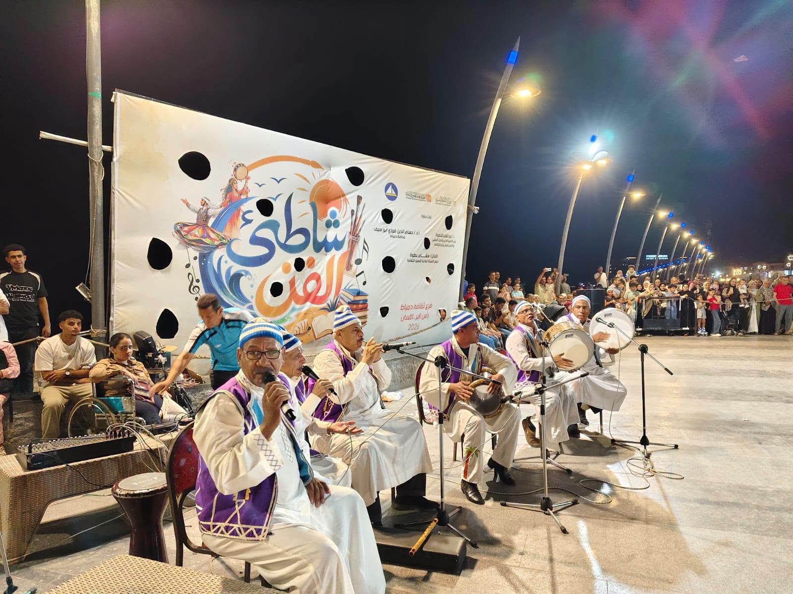 بعروض فلكلورية لفرقة الوادي الجديد للفنون الشعبية..