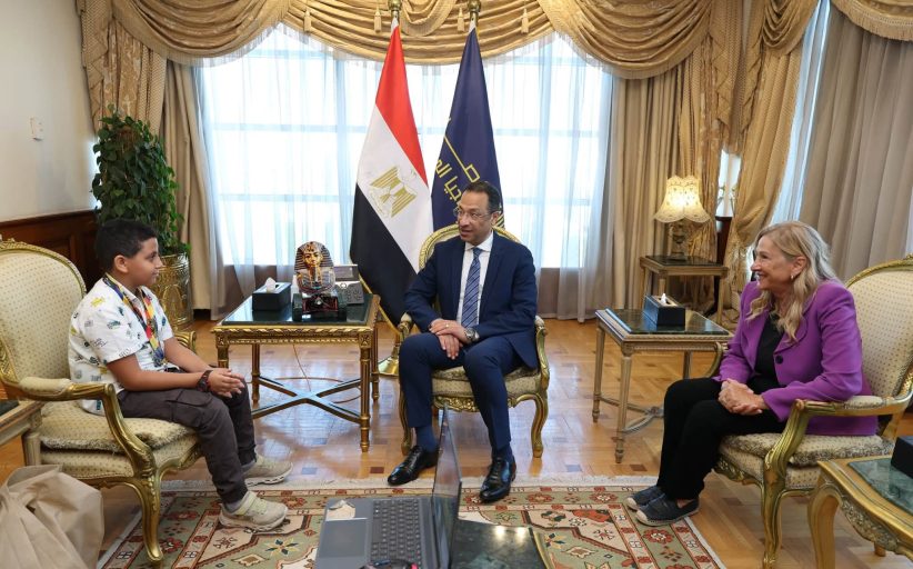 هندي يكرم الطفل مارتيروس مينا البالغ من العمر 10 أعوام لتميزه العالمي في البرمجة والروبوتات