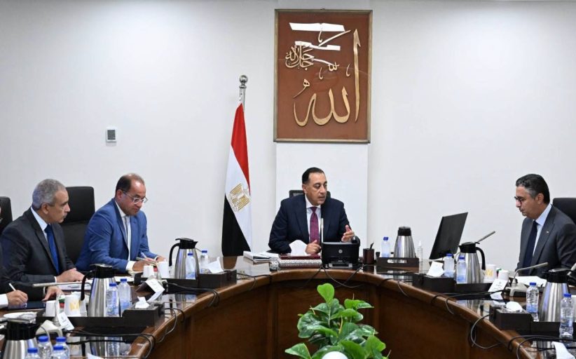 رئيس الوزراء يتابع الجهود المبذولة لتطوير آلية الدعم النقدي السلعي